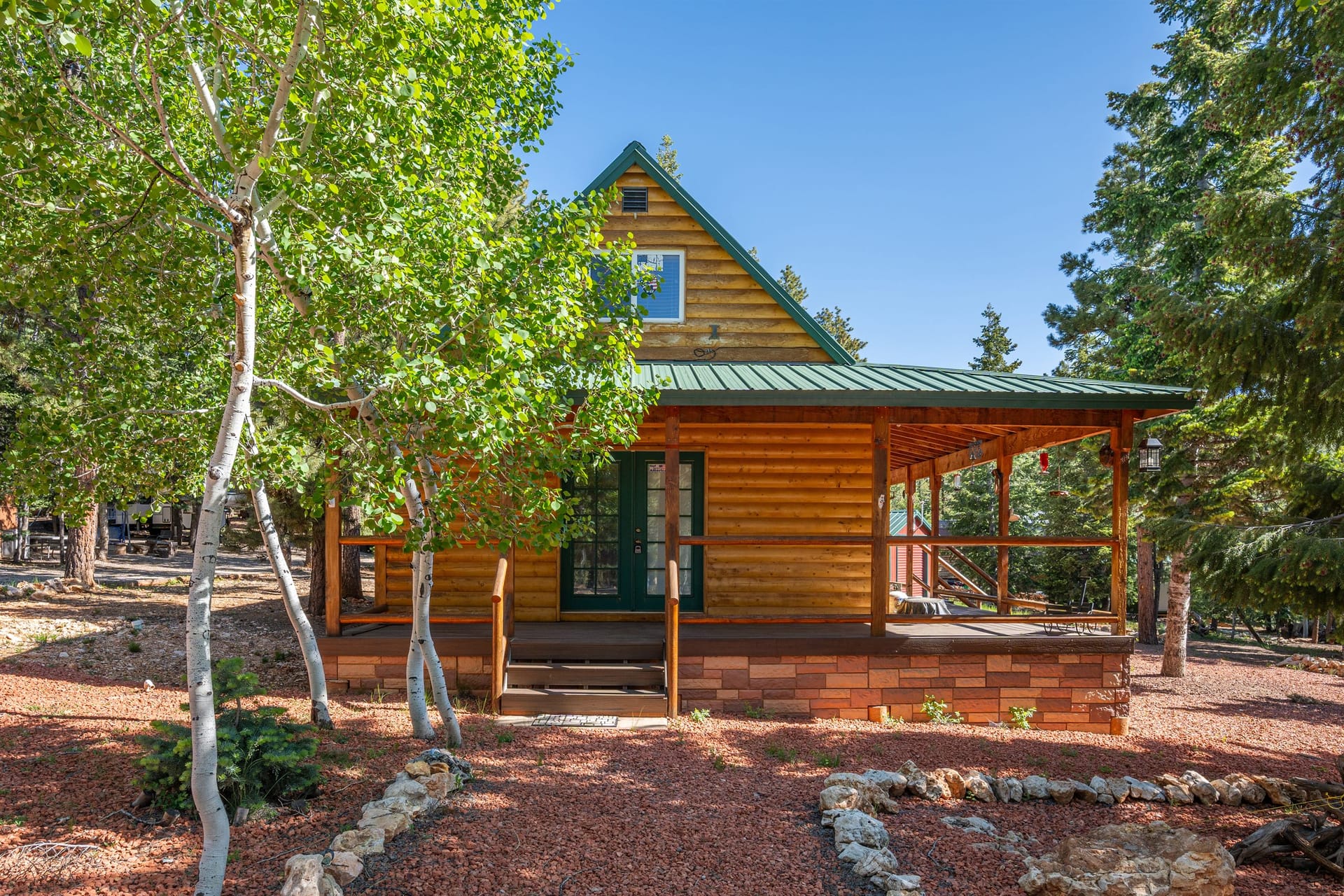 Interior de Forest Haven con loft, cocina completa y sala de estar con paneles de madera