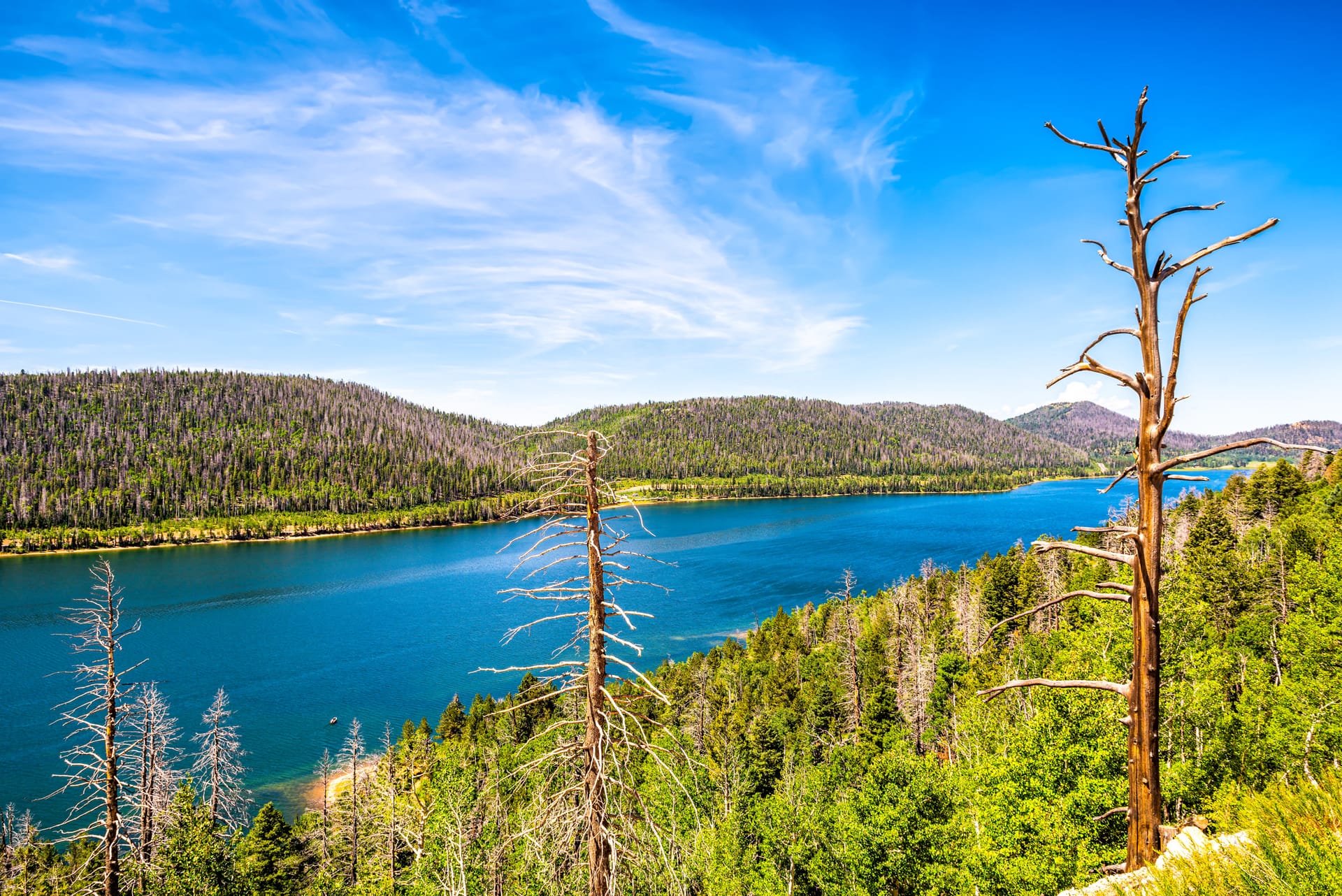 Pesca, kayak y descanso junto a un lago de montaña