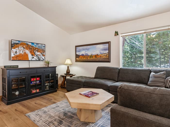 Wohnzimmer mit Kamin in Bear Cabin