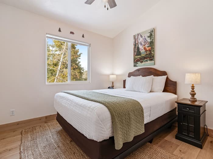Queensize-Schlafzimmer in Bear Cabin