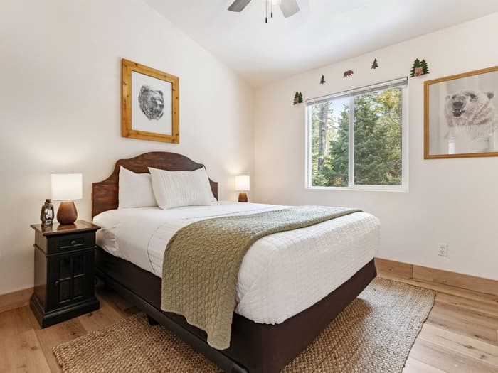 Zweites Queensize-Schlafzimmer in Bear Cabin