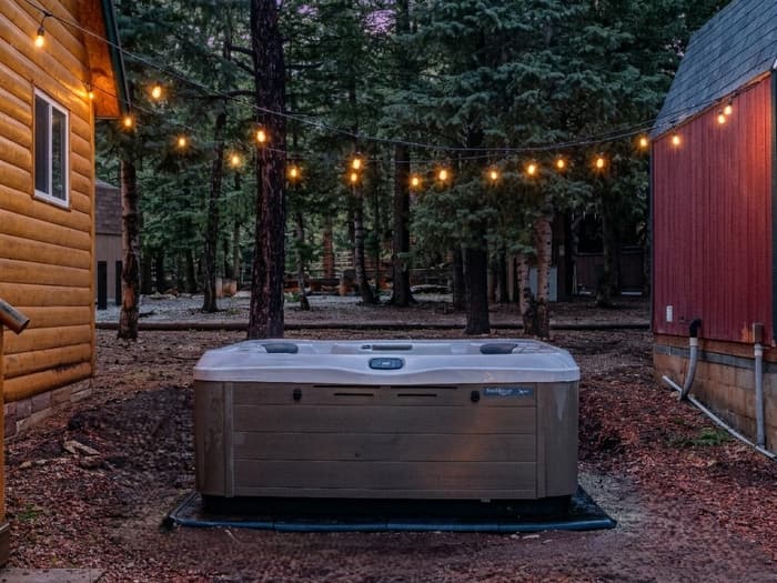 Privater Whirlpool vor Forest Haven bei Nacht