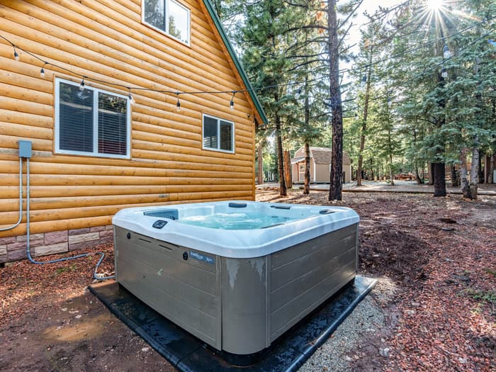 Privater Whirlpool vor Forest Haven Cabin
