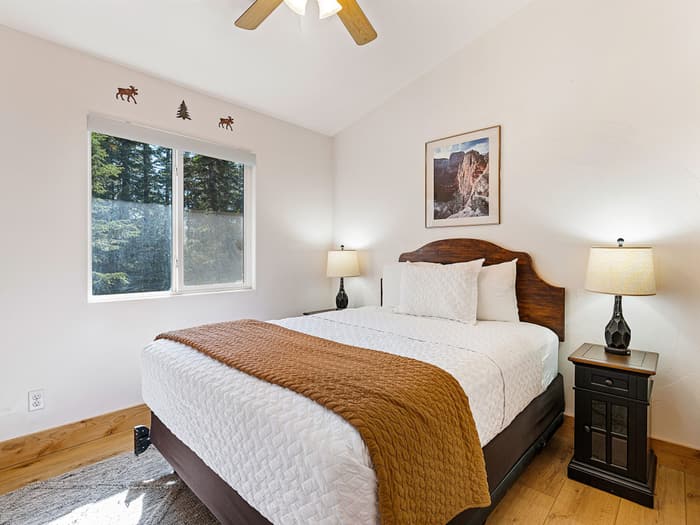Zweites Queensize-Schlafzimmer in Moose Cabin