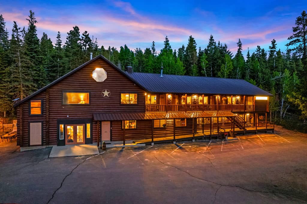 Duck Creek Village Inn in der Abenddämmerung
