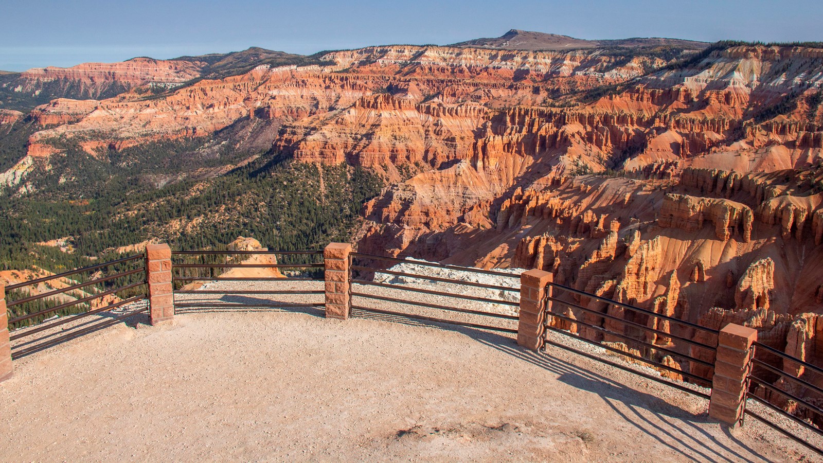 Mirador Spectra Point en Cedar Breaks National Monument con barandilla y una amplia vista del anfiteatro