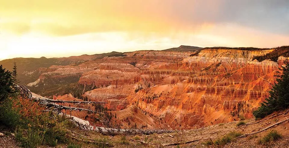 日落光线照在 Cedar Breaks 红色露天剧场上