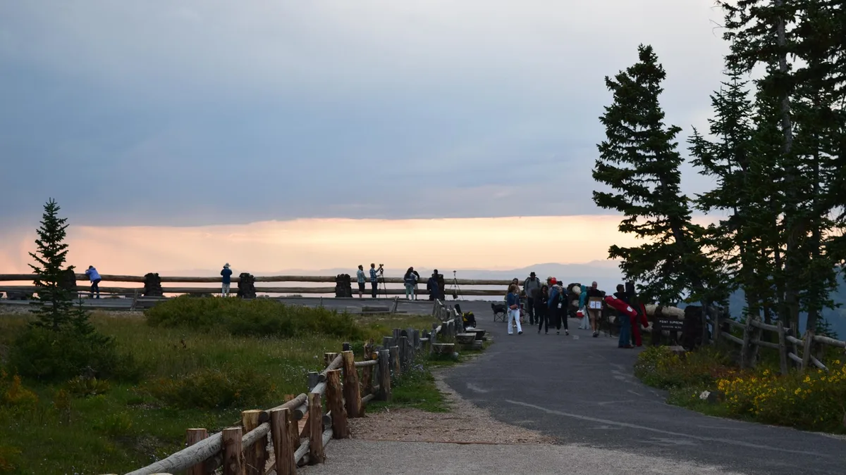通往 Cedar Breaks National Monument 的 Point Supreme Overlook 的铺装步道