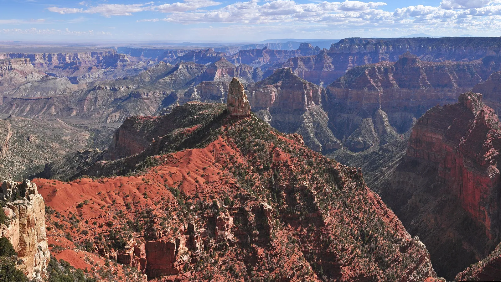 El Gran Cañón visto desde Point Imperial en el North Rim, con el Monte Hayden elevándose sobre laderas rojas
