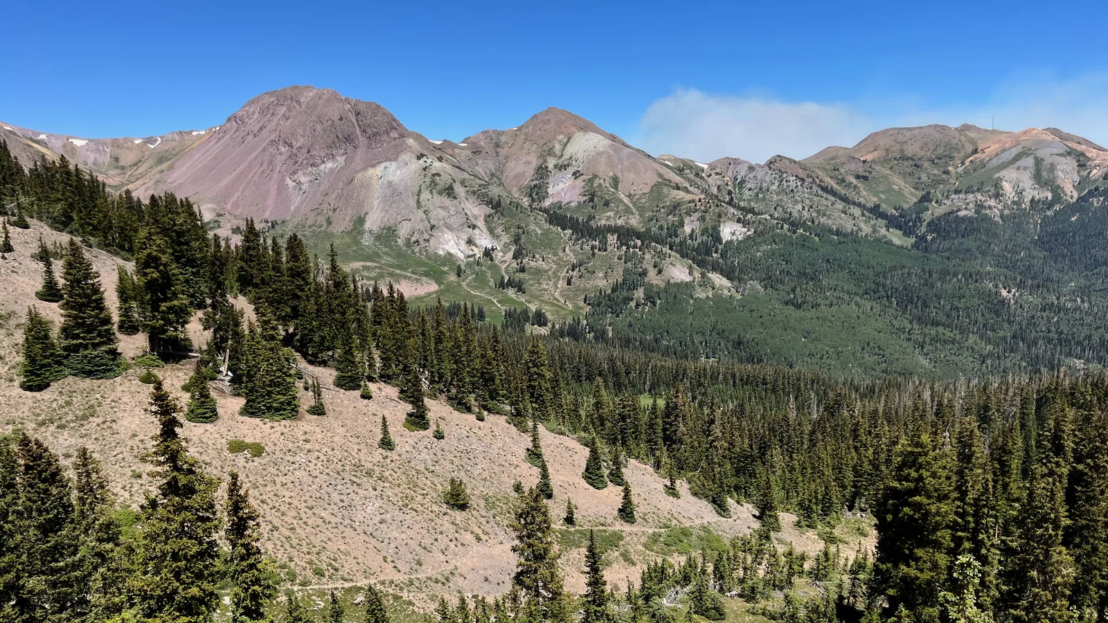 Bergkamm der Tushar Mountains mit Mount Holly und Delano Peak über immergrünem Wald an einem klaren Sommertag