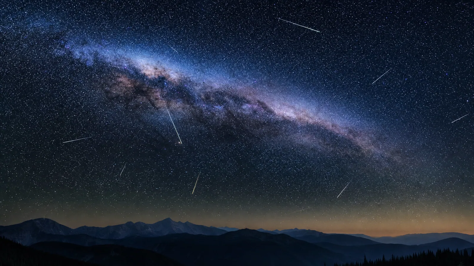 De Milky Way die zich welft boven donkere, beboste bergen onder een sterrenhemel