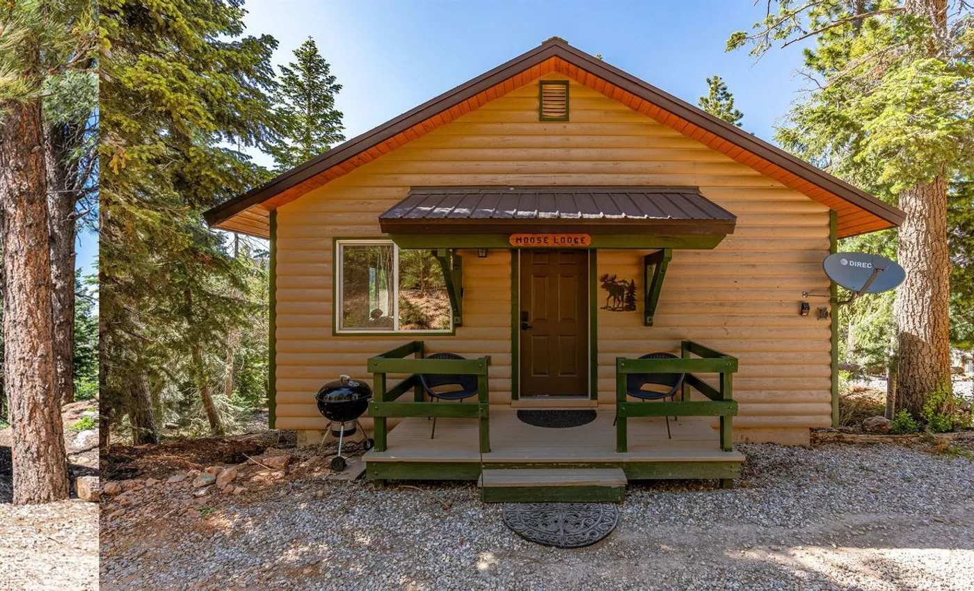 Duck Creek Village Inn al atardecer para planificar lodging de Utah Summer Games